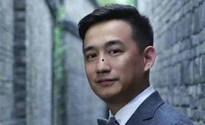 娱乐君吃瓜黄磊是谁,揭秘黄磊背后的故事