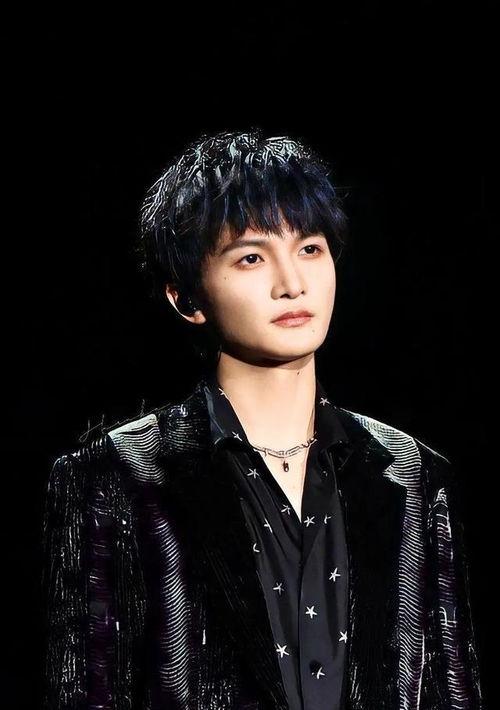 周深个人资料简介,音域宽广的“百变歌者”，从选秀新星到跨界演绎的璀璨星途